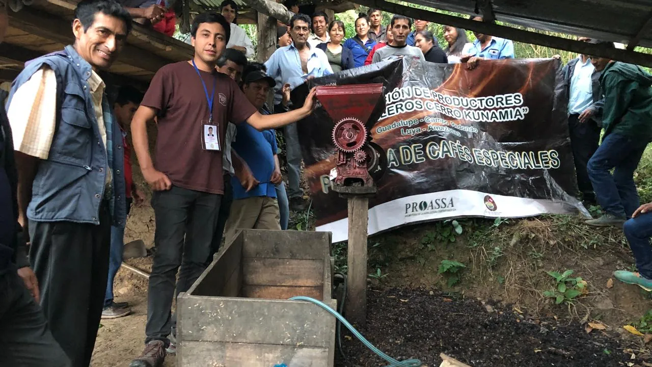 Productores cafetaleros de la región Amazonas junto a su despulpadora de café