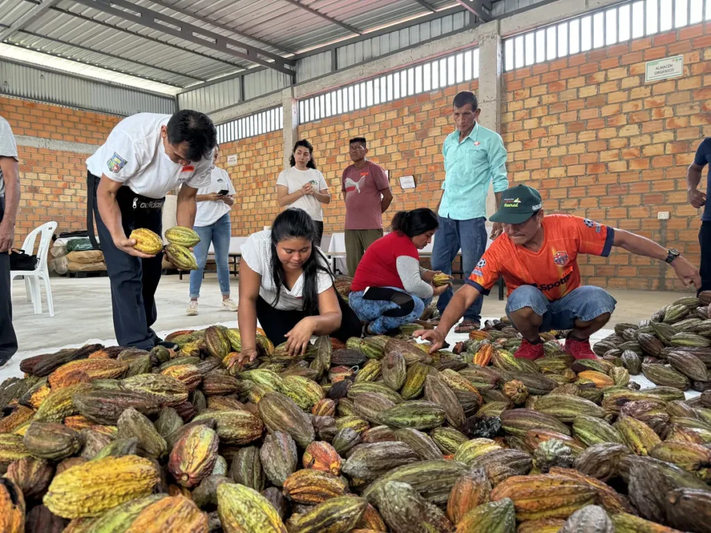Organización de productores reunida frente a su local