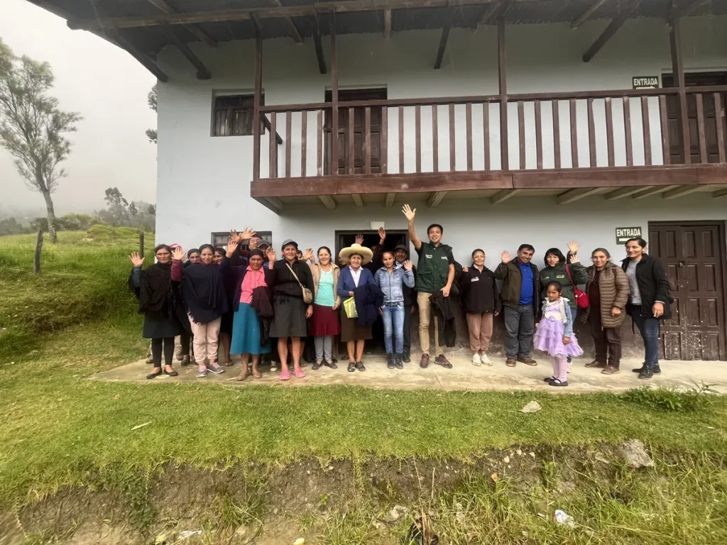 Equipo de INNAGROS con una organización de productores