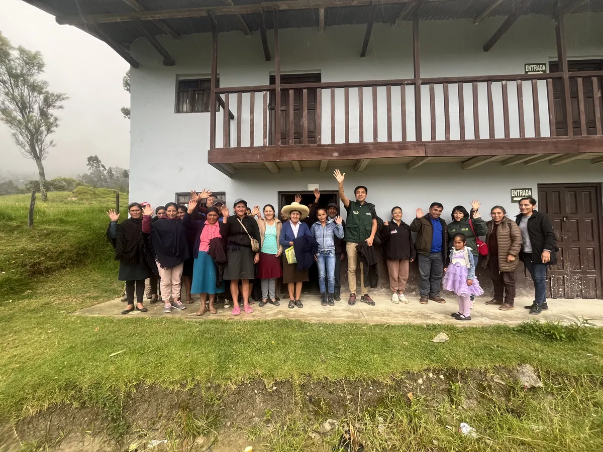 Equipo de INNAGROS con una organización de productores